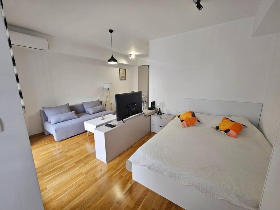 Milo Apartment Skopje Buitenkant foto