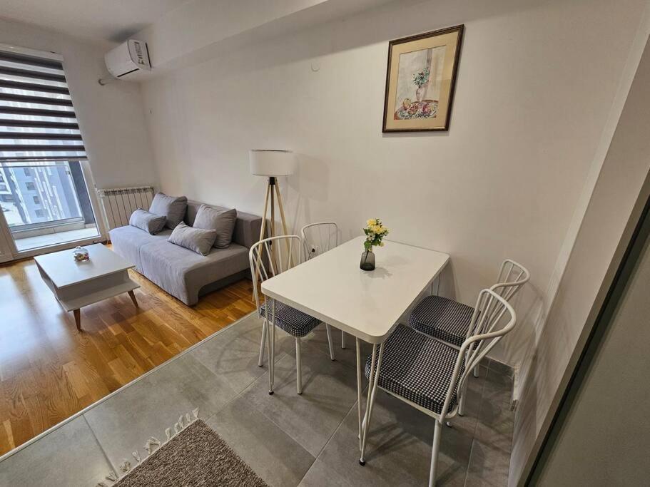 Milo Apartment Skopje Buitenkant foto